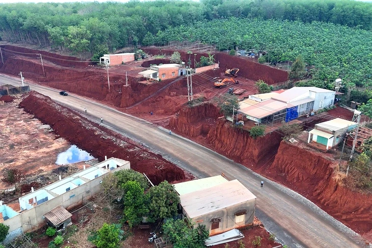 Đồng Nai yêu cầu kiểm tra vụ hạ nền làm đường khiến nhà dân cheo leo Đồng Nai yêu cầu kiểm tra vụ hạ nền làm đường khiến nhà dân cheo leo