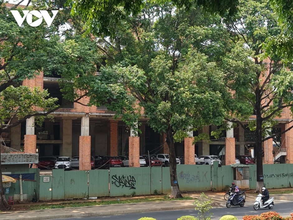 Dự án Đắk Lắk Center trên “đất vàng” nằm “bất động” gần 20 năm Dự án Đắk Lắk Center trên “đất vàng” nằm “bất động” gần 20 năm