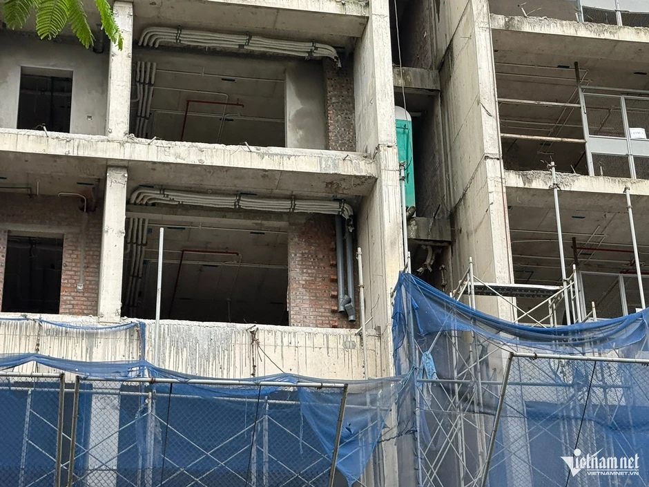 Dự án ở phường từng đông dân nhất Hà Nội nhiều lần lỡ hẹn, 3 tòa chung cư vẫn ngổn ngang