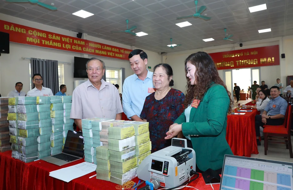 GPMB Quốc lộ 1A: Máy đếm tiền chạy hết công suất, người dân mang bao tải tiền về GPMB Quốc lộ 1A: Máy đếm tiền chạy hết công suất, người dân mang bao tải tiền về