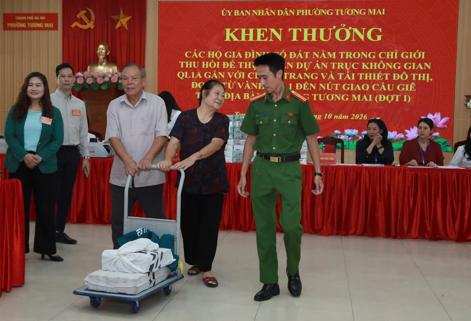 GPMB Quốc lộ 1A: Máy đếm tiền chạy hết công suất, người dân mang bao tải tiền về GPMB Quốc lộ 1A: Máy đếm tiền chạy hết công suất, người dân mang bao tải tiền về