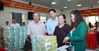 GPMB Quốc lộ 1A: Máy đếm tiền chạy hết công suất, người dân mang bao tải tiền về
