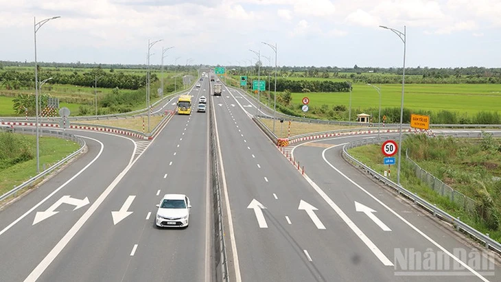 Hạ tầng Tây Nam Bộ bứt phá, dòng tiền tìm về Vĩnh Long Hạ tầng Tây Nam Bộ bứt phá, dòng tiền tìm về Vĩnh Long
