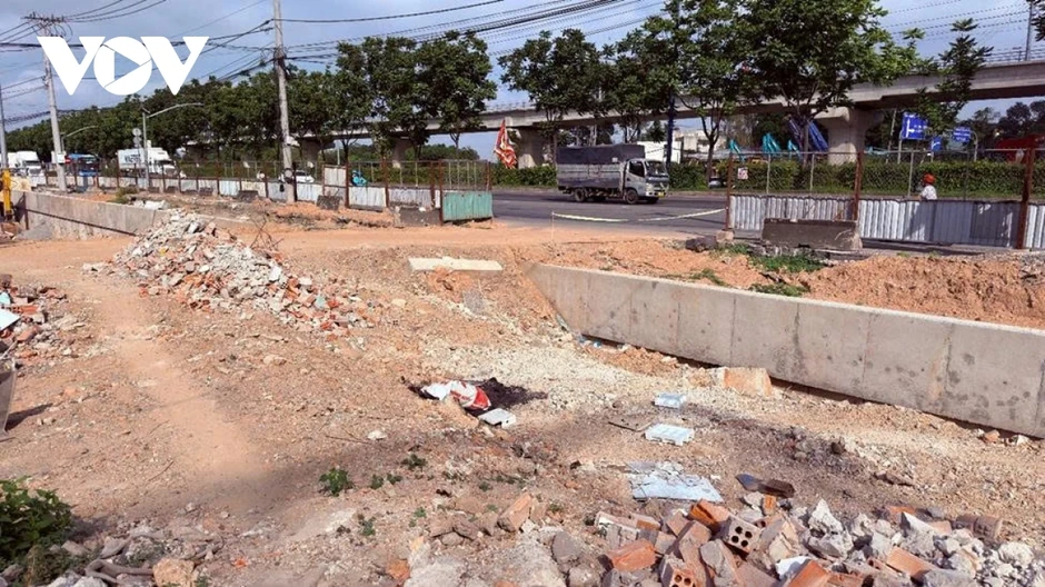 Hầm chui Trạm 2: Huyết mạch cửa ngõ biến thành bãi tập kết, sửa chữa xe tải
