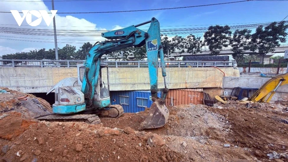 Hầm chui Trạm 2: Huyết mạch cửa ngõ biến thành bãi tập kết, sửa chữa xe tải
