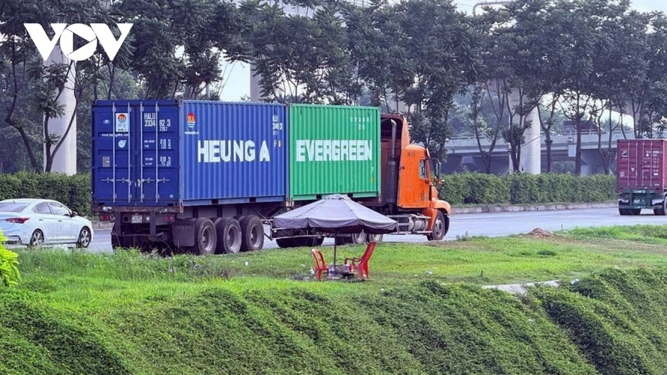 Hầm chui Trạm 2: Huyết mạch cửa ngõ biến thành bãi tập kết, sửa chữa xe tải