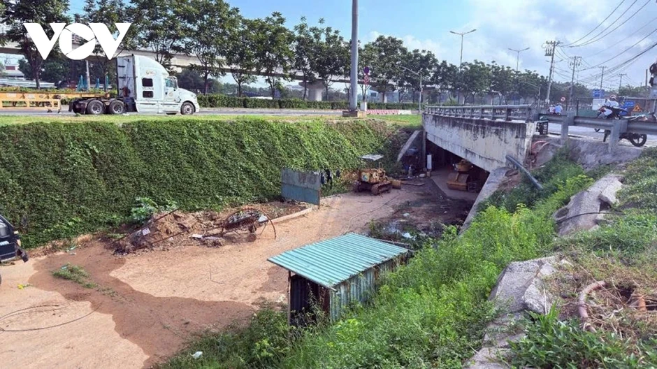 Hầm chui Trạm 2: Huyết mạch cửa ngõ biến thành bãi tập kết, sửa chữa xe tải