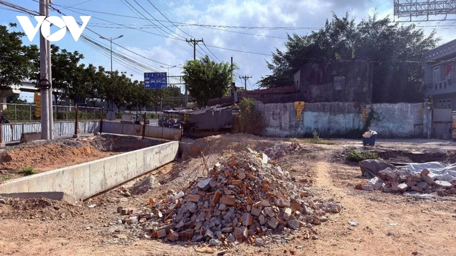 Hầm chui Trạm 2: Huyết mạch cửa ngõ biến thành bãi tập kết, sửa chữa xe tải