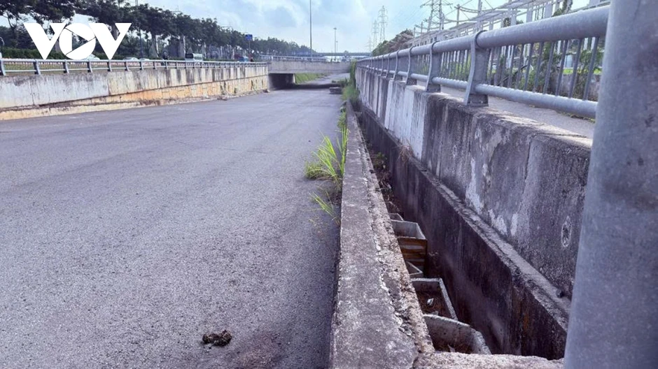 Hầm chui Trạm 2: Huyết mạch cửa ngõ biến thành bãi tập kết, sửa chữa xe tải