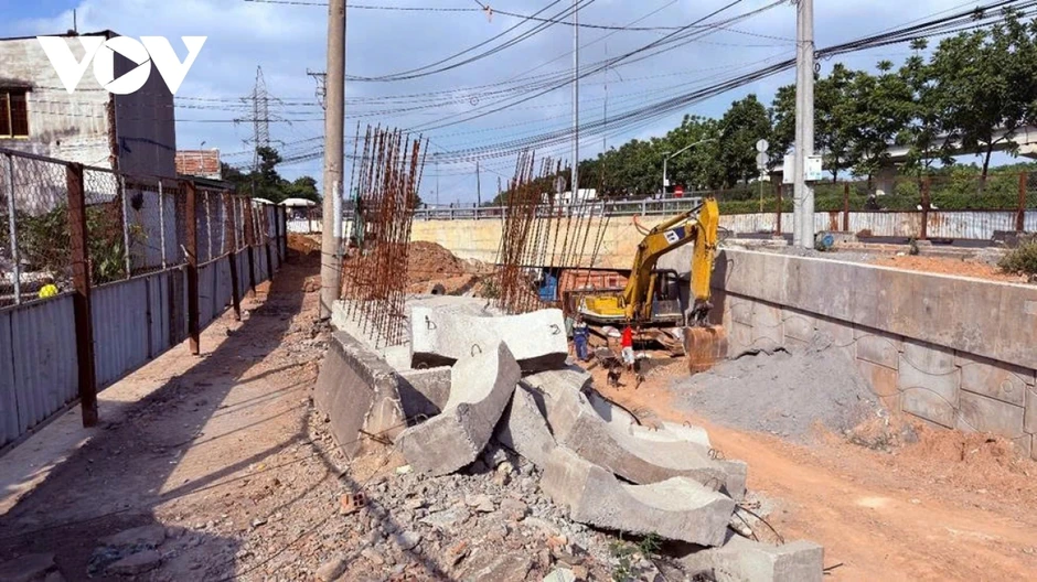Hầm chui Trạm 2: Huyết mạch cửa ngõ biến thành bãi tập kết, sửa chữa xe tải