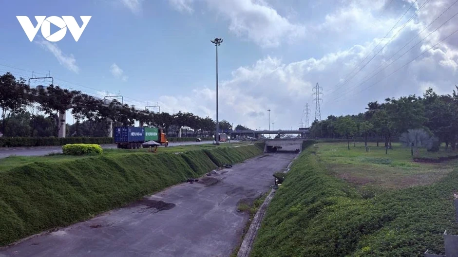Hầm chui Trạm 2: Huyết mạch cửa ngõ biến thành bãi tập kết, sửa chữa xe tải