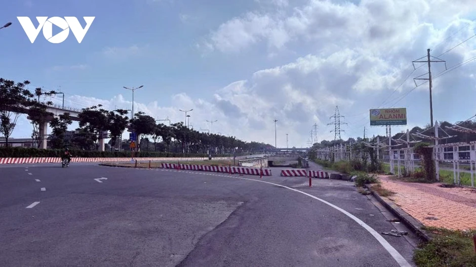 Hầm chui Trạm 2: Huyết mạch cửa ngõ biến thành bãi tập kết, sửa chữa xe tải