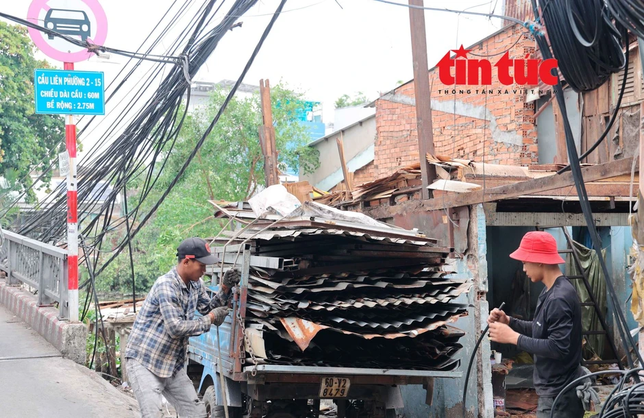 Hàng trăm hộ dân bàn giao mặt bằng phục vụ cải tạo rạch Xuyên Tâm Hàng trăm hộ dân bàn giao mặt bằng phục vụ cải tạo rạch Xuyên Tâm