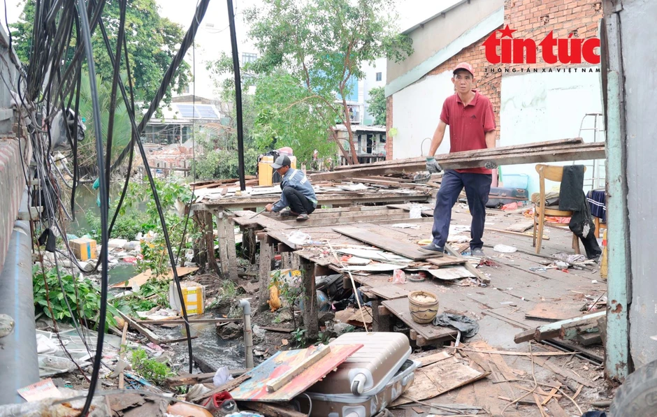 Hàng trăm hộ dân bàn giao mặt bằng phục vụ cải tạo rạch Xuyên Tâm Hàng trăm hộ dân bàn giao mặt bằng phục vụ cải tạo rạch Xuyên Tâm