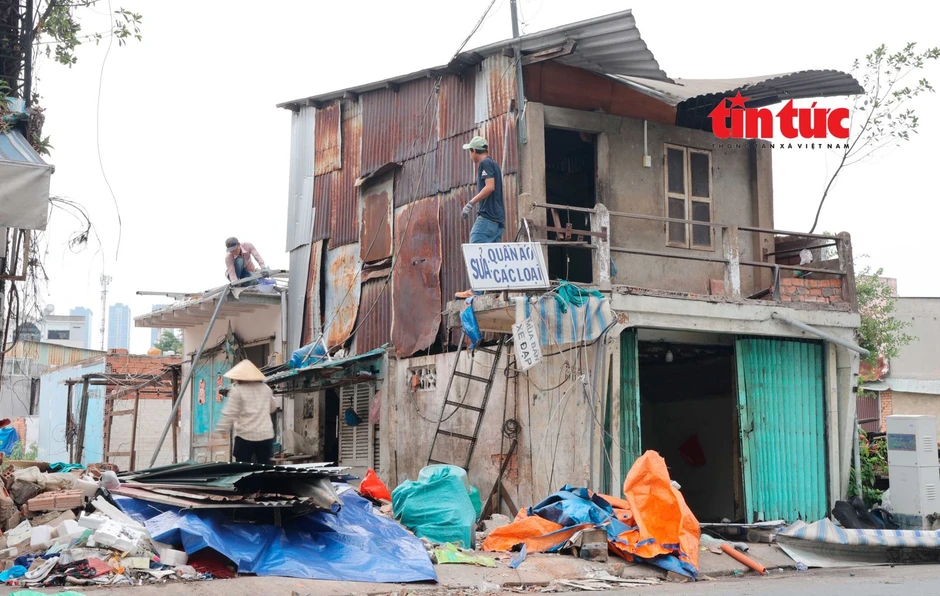 Hàng trăm hộ dân bàn giao mặt bằng phục vụ cải tạo rạch Xuyên Tâm Hàng trăm hộ dân bàn giao mặt bằng phục vụ cải tạo rạch Xuyên Tâm