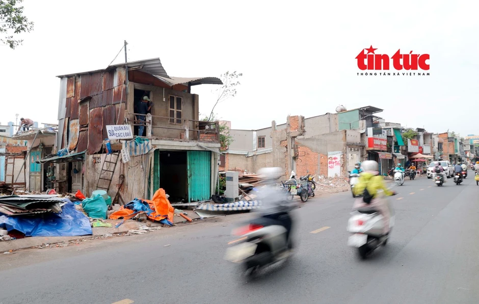 Hàng trăm hộ dân bàn giao mặt bằng phục vụ cải tạo rạch Xuyên Tâm Hàng trăm hộ dân bàn giao mặt bằng phục vụ cải tạo rạch Xuyên Tâm