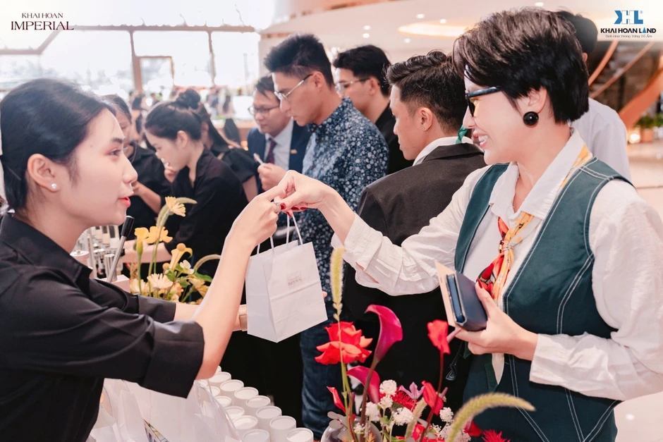 Hàng trăm khách hàng tham dự workshop 'Signature Scent' và tìm hiểu Khải Hoàn Imperial Hàng trăm khách hàng tham dự workshop 'Signature Scent' và tìm hiểu Khải Hoàn Imperial