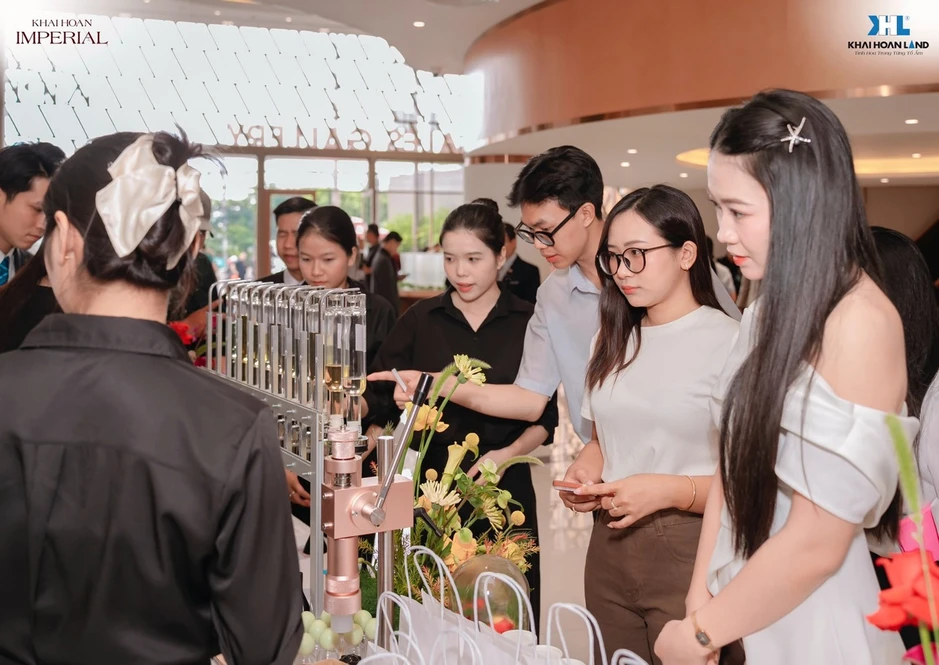 Hàng trăm khách hàng tham dự workshop 'Signature Scent' và tìm hiểu Khải Hoàn Imperial Hàng trăm khách hàng tham dự workshop 'Signature Scent' và tìm hiểu Khải Hoàn Imperial