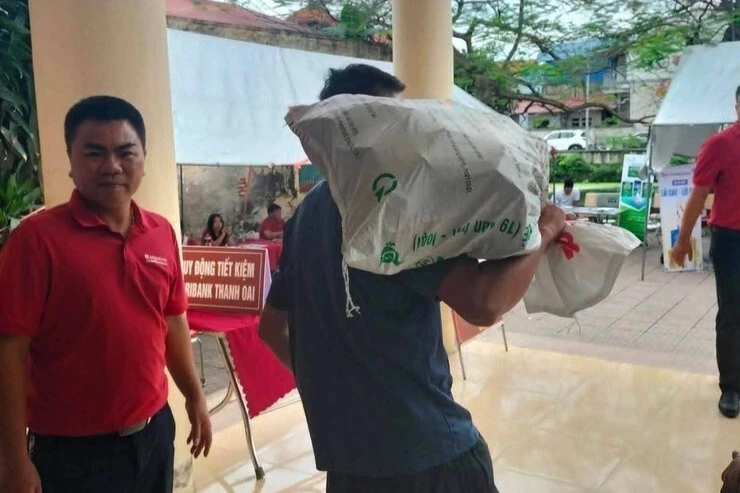 Hình ảnh người dân mang bao tải đi đựng tiền đền bù đất siêu dự án Olympic