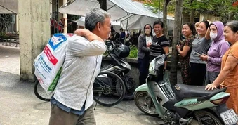 Hình ảnh người dân mang bao tải đi đựng tiền đền bù đất siêu dự án Olympic
