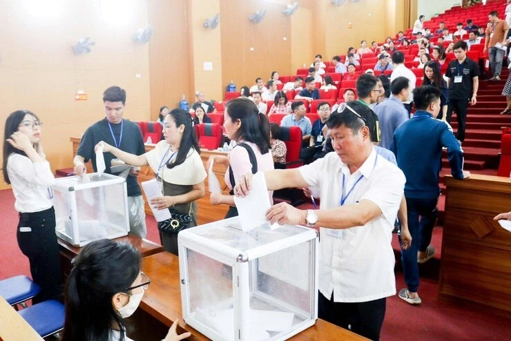 Hình ảnh người dân vác bao tải tiền đền bù đất dự án Olympic được quan tâm