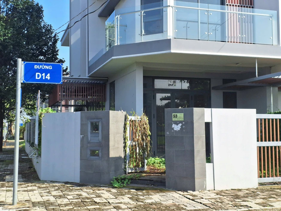 Hoang phí khó tin: Loạt nhà phố giá chục tỷ đồng nhưng không có ai đến ở Hoang phí khó tin: Loạt nhà phố giá chục tỷ đồng nhưng không có ai đến ở