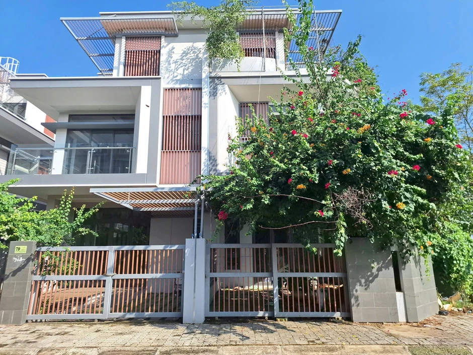 Hoang phí khó tin: Loạt nhà phố giá chục tỷ đồng nhưng không có ai đến ở Hoang phí khó tin: Loạt nhà phố giá chục tỷ đồng nhưng không có ai đến ở