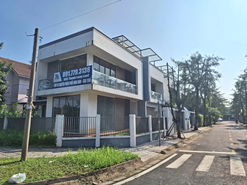 Hoang phí khó tin: Loạt nhà phố giá chục tỷ đồng nhưng không có ai đến ở Hoang phí khó tin: Loạt nhà phố giá chục tỷ đồng nhưng không có ai đến ở