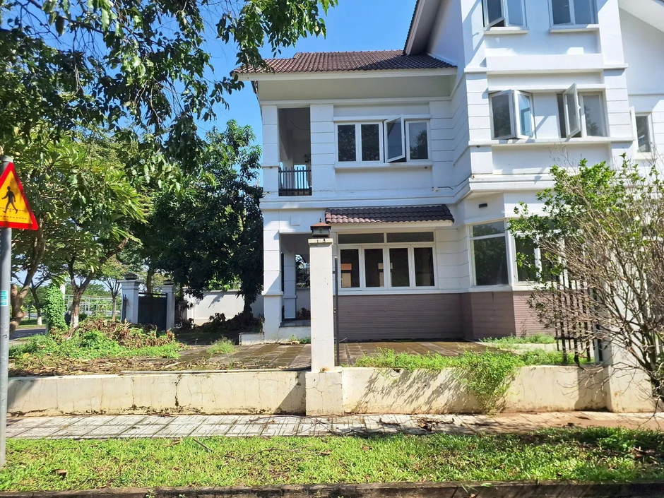 Hoang phí khó tin: Loạt nhà phố giá chục tỷ đồng nhưng không có ai đến ở Hoang phí khó tin: Loạt nhà phố giá chục tỷ đồng nhưng không có ai đến ở