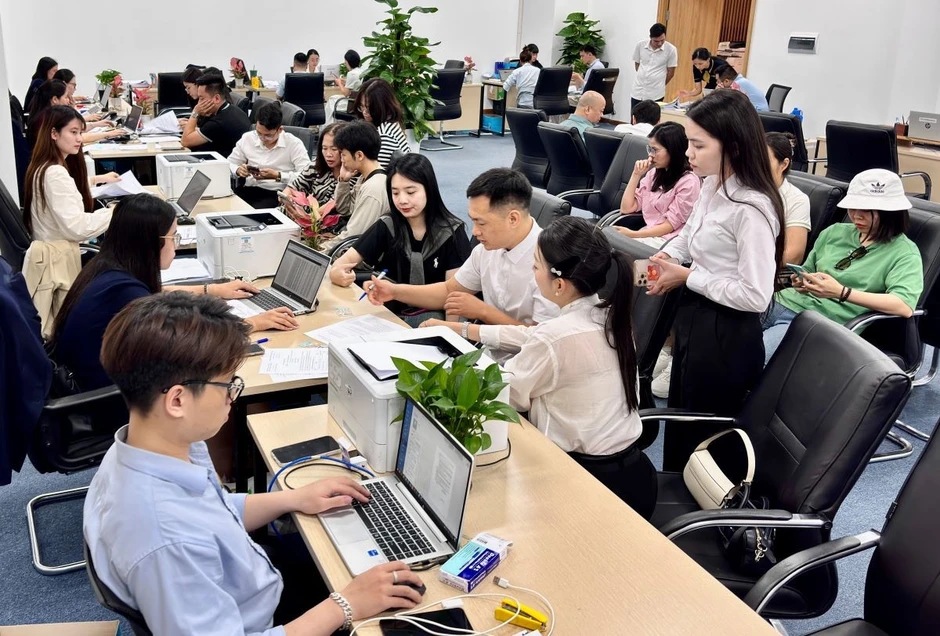 Khách hàng nườm nượp đi ký hợp đồng mua bán Vinhomes Global Gate Hạ Long Khách hàng nườm nượp đi ký hợp đồng mua bán Vinhomes Global Gate Hạ Long