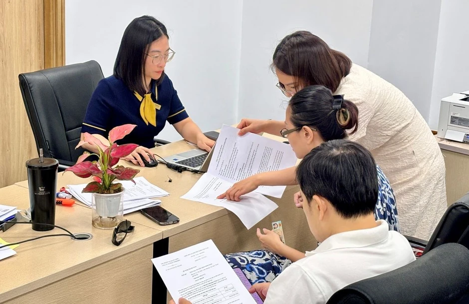 Khách hàng nườm nượp đi ký hợp đồng mua bán Vinhomes Global Gate Hạ Long Khách hàng nườm nượp đi ký hợp đồng mua bán Vinhomes Global Gate Hạ Long