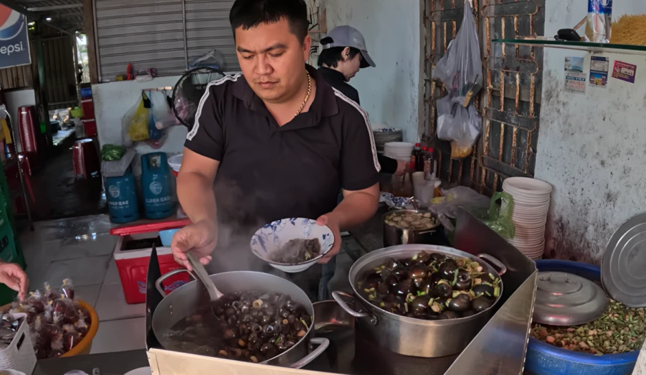 Khách Tây thưởng thức món lạ ở vỉa hè Đà Nẵng, nức nở khen giòn, ngon