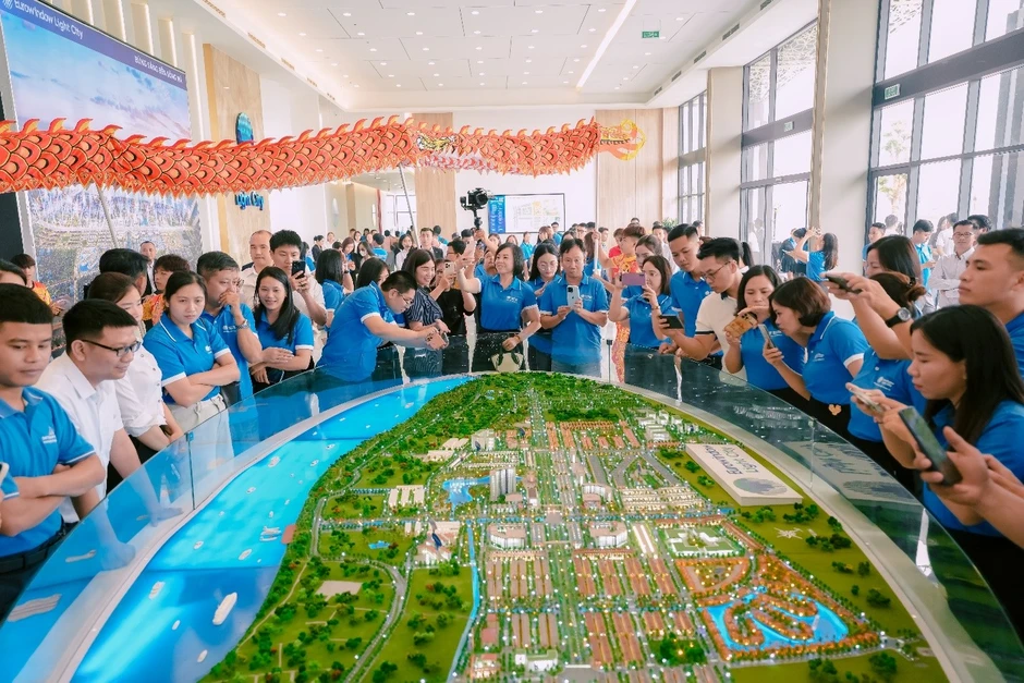 Khai trương văn phòng bán hàng, Thành phố Ánh sáng Eurowindow Light City Khai trương văn phòng bán hàng, Thành phố Ánh sáng Eurowindow Light City