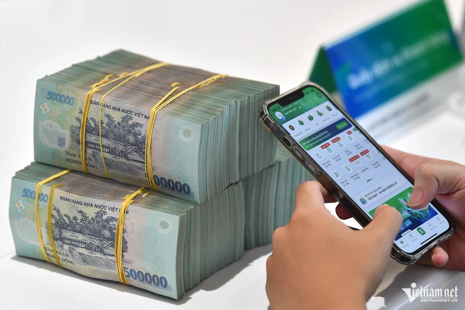 Lãi suất vay mua nhà vọt lên 13-14%: Người mua 'nín thở' trước áp lực trả nợ Lãi suất vay mua nhà vọt lên 13-14%: Người mua 'nín thở' trước áp lực trả nợ
