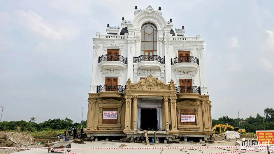 Lý do chủ nhà nhờ 'thần đèn' dời biệt thự trăm tấn; đất sổ đỏ làm đường dân kiện đòi bồi thường Lý do chủ nhà nhờ 'thần đèn' dời biệt thự trăm tấn; đất sổ đỏ làm đường dân kiện đòi bồi thường