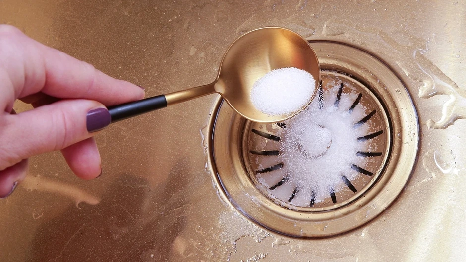 Mẹo thông cống bằng muối có thật sự hiệu quả như lời đồn?