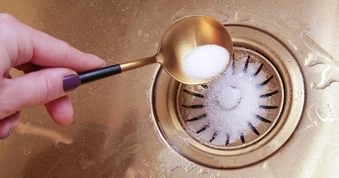 Mẹo thông cống bằng muối có thật sự hiệu quả như lời đồn?