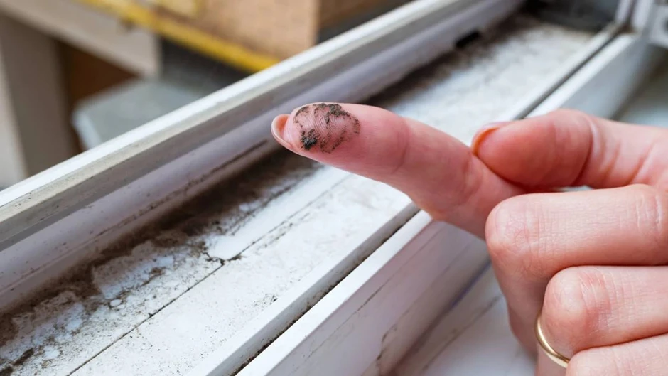Mẹo vệ sinh rãnh cửa sổ cực nhàn, sạch bụi chỉ với bàn chải cũ Mẹo vệ sinh rãnh cửa sổ cực nhàn, sạch bụi chỉ với bàn chải cũ