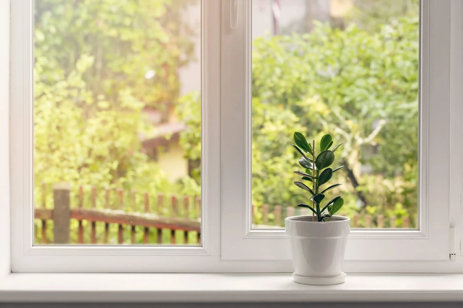 Mẹo vệ sinh rãnh cửa sổ cực nhàn, sạch bụi chỉ với bàn chải cũ Mẹo vệ sinh rãnh cửa sổ cực nhàn, sạch bụi chỉ với bàn chải cũ