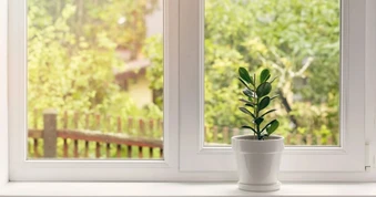 Mẹo vệ sinh rãnh cửa sổ cực nhàn, sạch bụi chỉ với bàn chải cũ