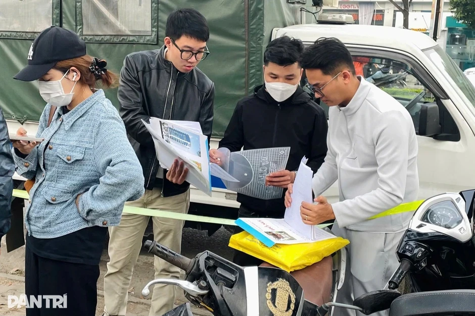 Một dự án tại "đất vàng" Hà Nội bị người dân căng băng rôn đòi nhà Một dự án tại "đất vàng" Hà Nội bị người dân căng băng rôn đòi nhà