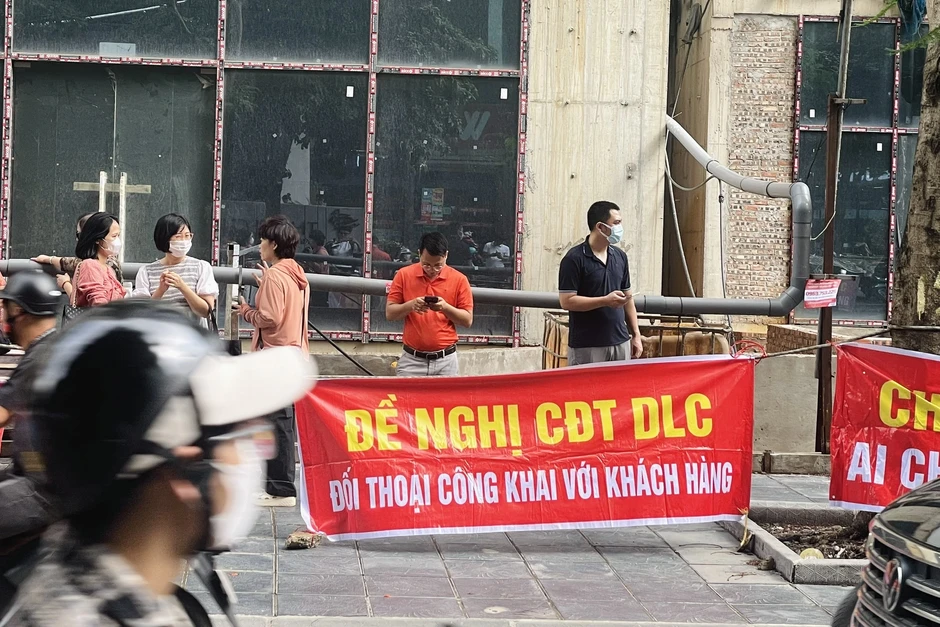 Một dự án tại "đất vàng" Hà Nội bị người dân căng băng rôn đòi nhà Một dự án tại "đất vàng" Hà Nội bị người dân căng băng rôn đòi nhà