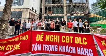 Một dự án tại "đất vàng" Hà Nội bị người dân căng băng rôn đòi nhà