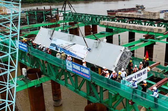 Một năm nữa, Hà Nội sẽ hoàn thành cây cầu vượt sông Hồng vốn 16.200 tỷ đồng nối khu phố cổ với Long Biên, sở hữu thiết kế Một năm nữa, Hà Nội sẽ hoàn thành cây cầu vượt sông Hồng vốn 16.200 tỷ đồng nối khu phố cổ với Long Biên, sở hữu thiết kế