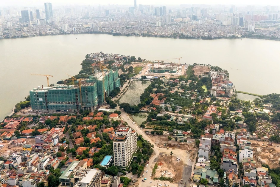 Một tuyến đường rộng gấp 2 lần đường băng sân bay đang dần hoàn thiện ngay giữa lòng Hà Nội, dẫn thẳng tới siêu dự án nhà hát do Sun Group đầu tư Một tuyến đường rộng gấp 2 lần đường băng sân bay đang dần hoàn thiện ngay giữa lòng Hà Nội, dẫn thẳng tới siêu dự án nhà hát do Sun Group đầu tư