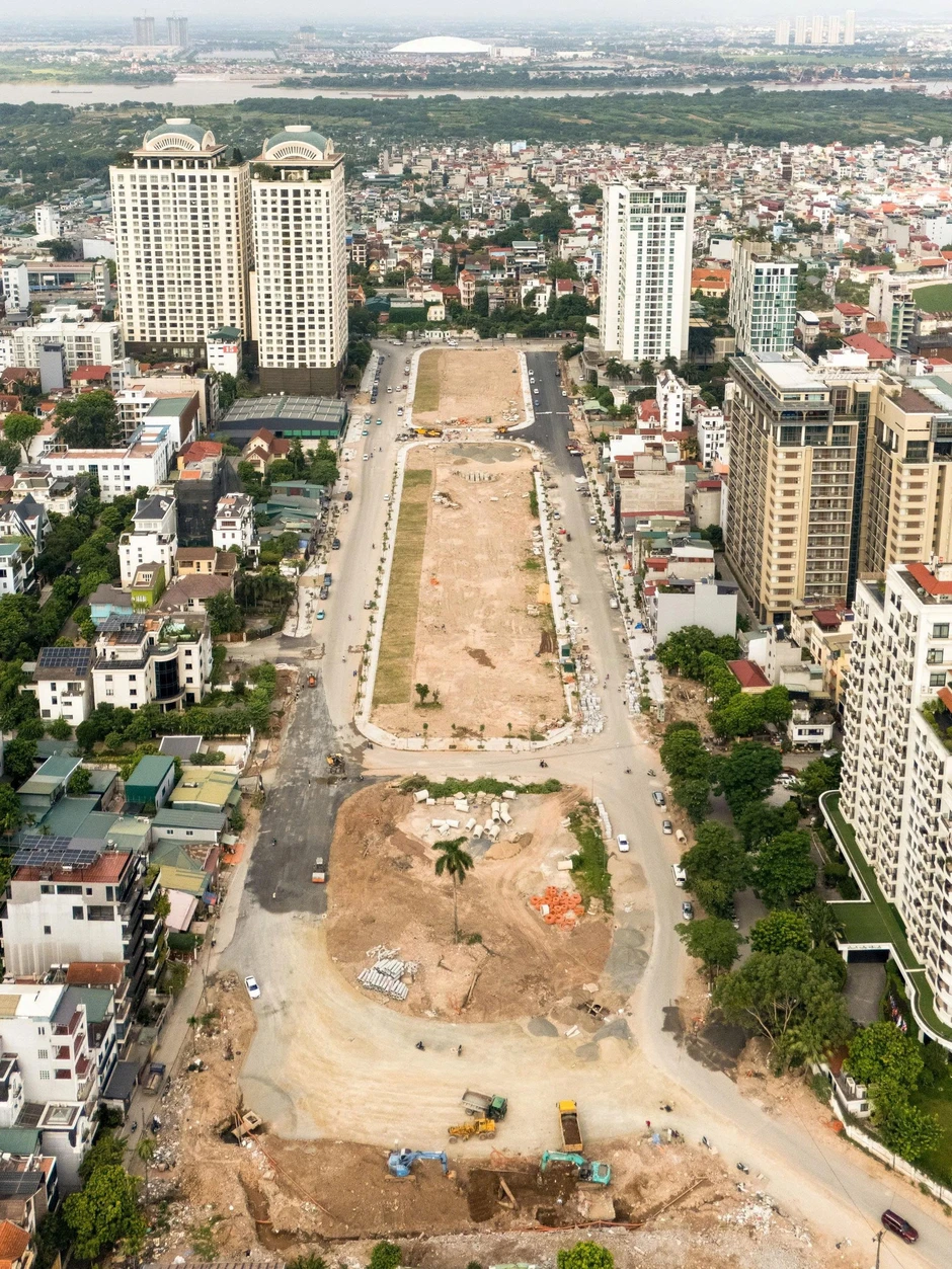 Một tuyến đường rộng gấp 2 lần đường băng sân bay đang dần hoàn thiện ngay giữa lòng Hà Nội, dẫn thẳng tới siêu dự án nhà hát do Sun Group đầu tư Một tuyến đường rộng gấp 2 lần đường băng sân bay đang dần hoàn thiện ngay giữa lòng Hà Nội, dẫn thẳng tới siêu dự án nhà hát do Sun Group đầu tư