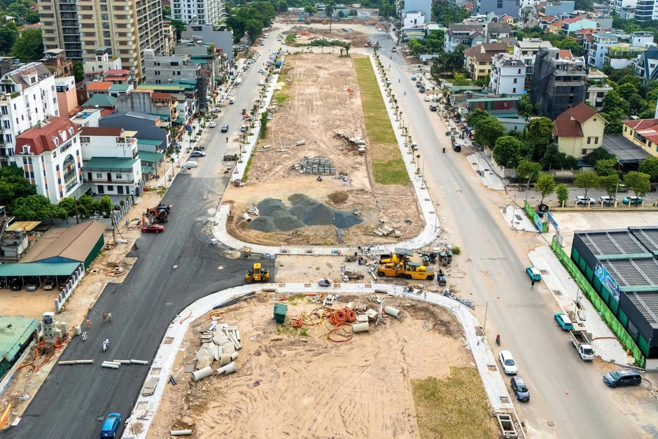 Một tuyến đường rộng gấp 2 lần đường băng sân bay đang dần hoàn thiện ngay giữa lòng Hà Nội, dẫn thẳng tới siêu dự án nhà hát do Sun Group đầu tư Một tuyến đường rộng gấp 2 lần đường băng sân bay đang dần hoàn thiện ngay giữa lòng Hà Nội, dẫn thẳng tới siêu dự án nhà hát do Sun Group đầu tư