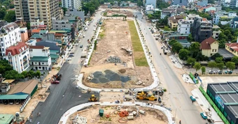 Một tuyến đường rộng gấp 2 lần đường băng sân bay đang dần hoàn thiện ngay giữa lòng Hà Nội, dẫn thẳng tới siêu dự án nhà hát do Sun Group đầu tư