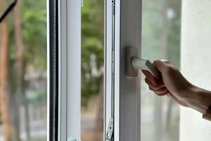 Nên đóng hay mở cửa sổ khi bật máy hút mùi? Nên đóng hay mở cửa sổ khi bật máy hút mùi?