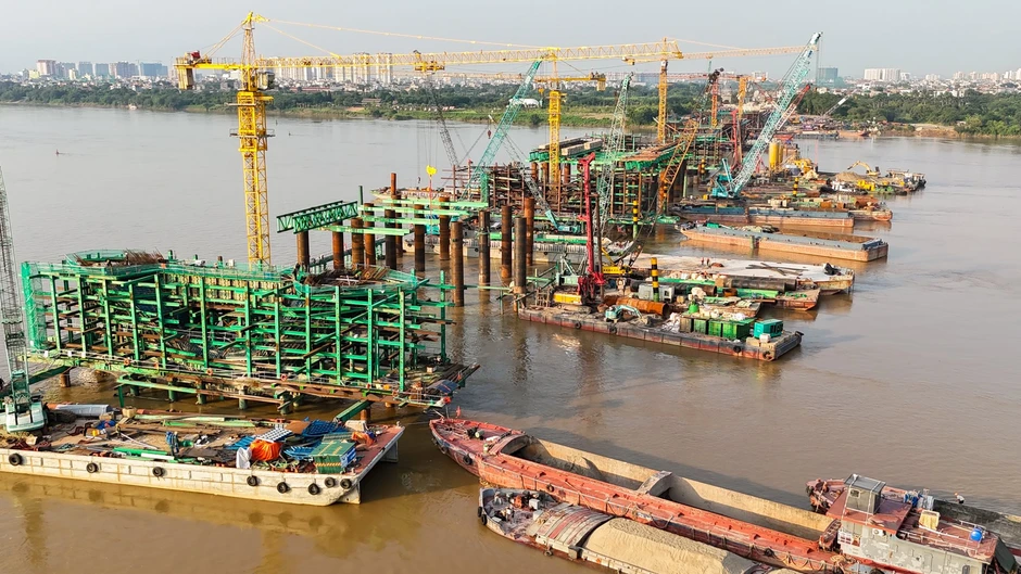 Ngắm đại công trường xây cầu vô cực ở Hà Nội: 8 tháng đạt gần 40% tiến độ, 26.000 tấn thép đã sẵn sàng, 500 người làm 3 ca để vượt qua cột mốc khó khăn nhất Ngắm đại công trường xây cầu vô cực ở Hà Nội: 8 tháng đạt gần 40% tiến độ, 26.000 tấn thép đã sẵn sàng, 500 người làm 3 ca để vượt qua cột mốc khó khăn nhất